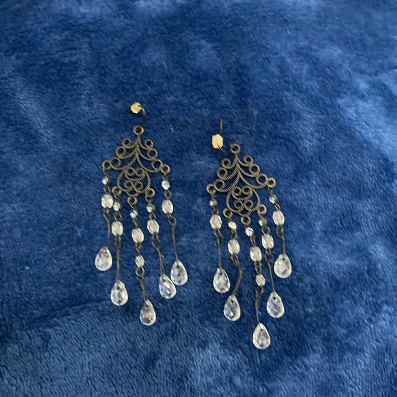Sale‼️Beautiful light Weight Chandelier Beaded Earrings-EUC - Picture 5 of 7